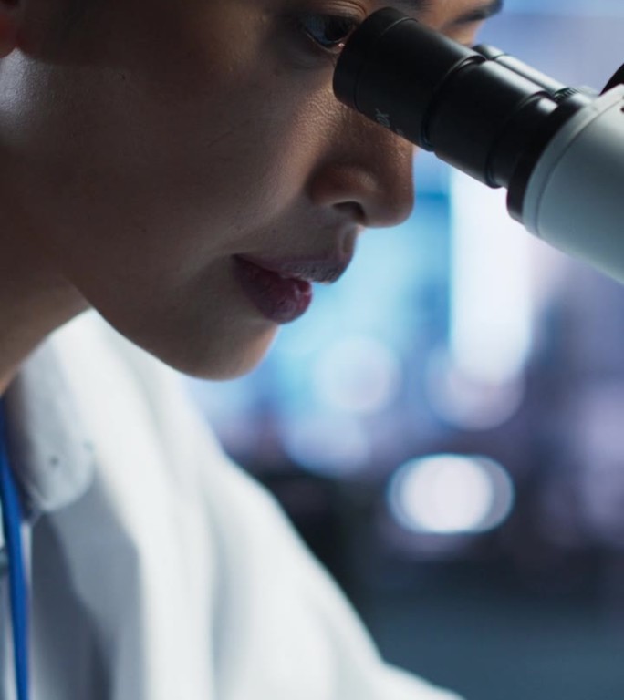 医学发展实验室的垂直屏幕:亚洲女科学家的肖像用显微镜，分析培养皿样品。大型制药实验室从事医学、生物技