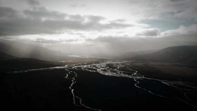 空中托尔山谷，冰川河流经黑色火山冲积平原，thorsmörk壮观的景色喜怒无常的冰岛景观