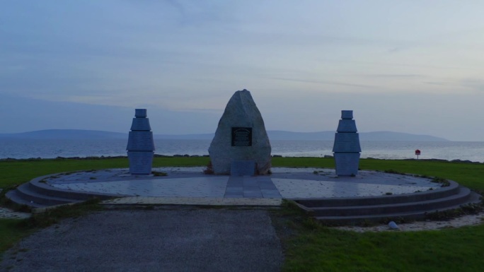 拉出西莉亚格里芬纪念公园的镜头-爱尔兰遗产与戈尔韦湾的美丽全景。爱尔兰