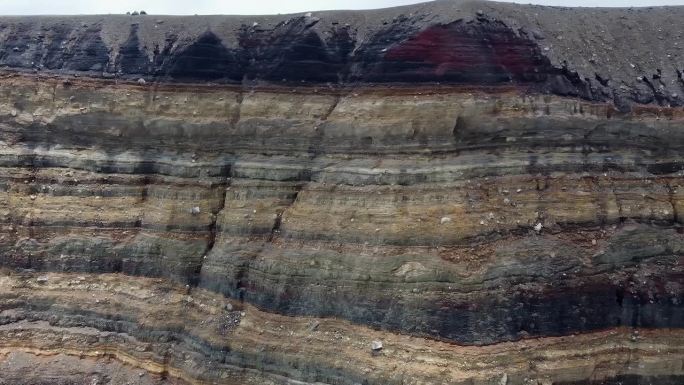 盘面横跨火山口陡峭壁面上的沉积岩地层