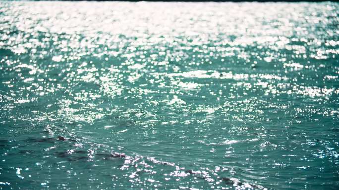 湖面光斑河水波光粼粼水面波浪湖水光特写