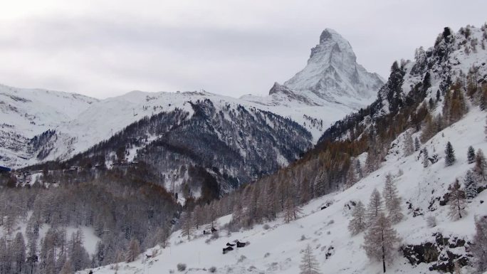 在采尔马特开启风景如画的空中无人机小屋瑞士最著名的雪山马特洪峰10月11月大雪冬季在攀登高峰向上运动