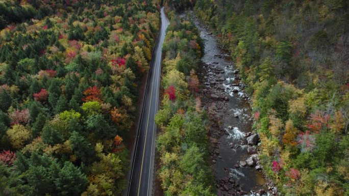 秋天的新罕布什尔州坎卡马格斯高速公路，航拍