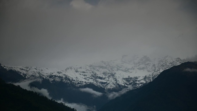 亚洲，尼泊尔，安纳普尔纳山脉，Mardi Himal徒步旅行，马夏普查尔峰或鱼尾峰的山景上的风暴云