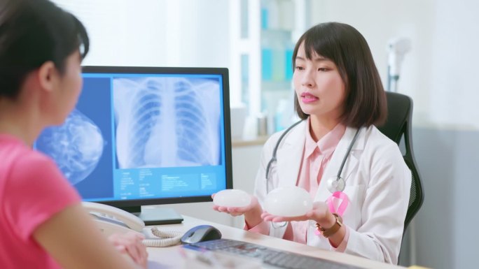 亚洲医生解释隆胸乳房透视讲解健康状态