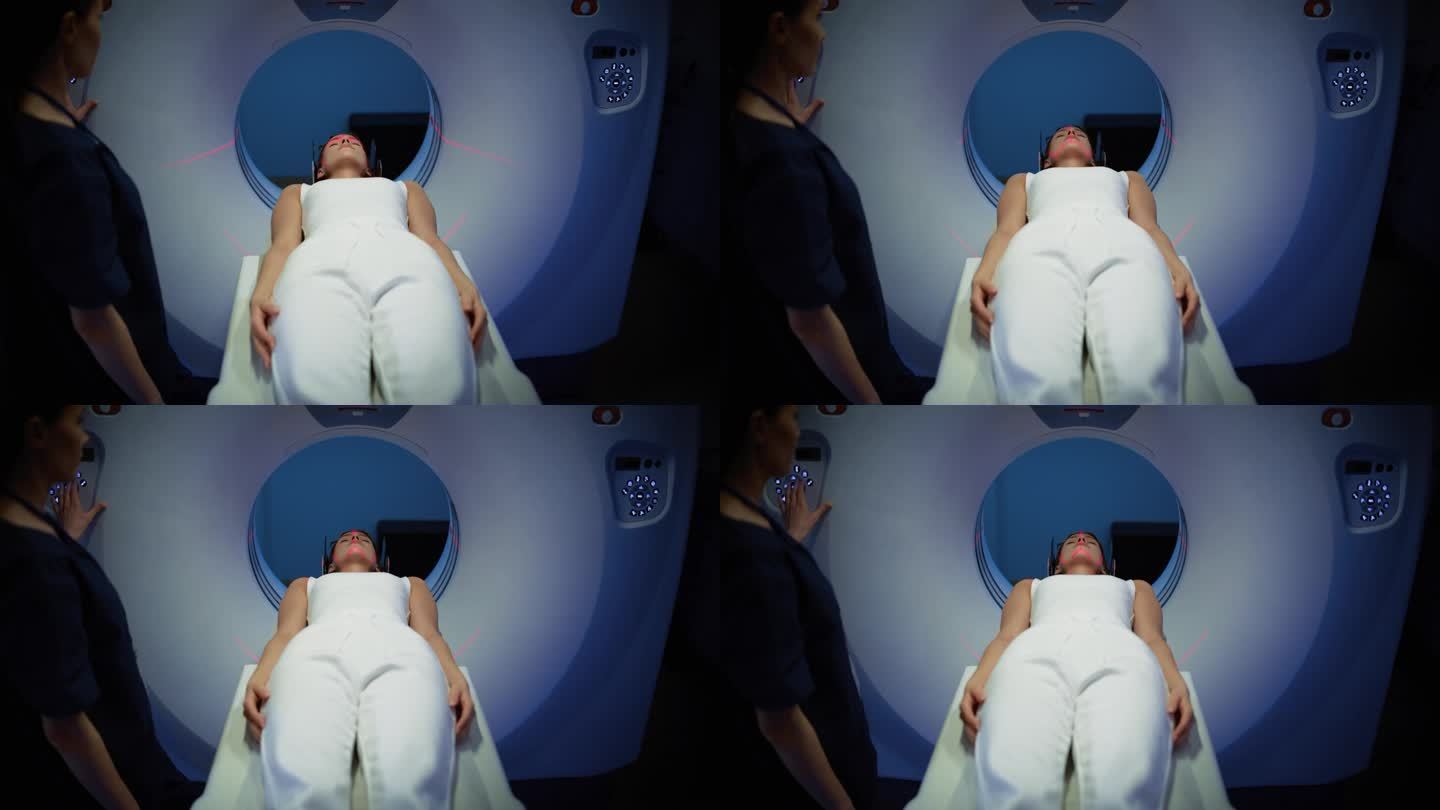 在医学实验室，躺在CT或MRI扫描床上的女性患者在专业放射科医生的监督下接受扫描程序。当机器扫描时，