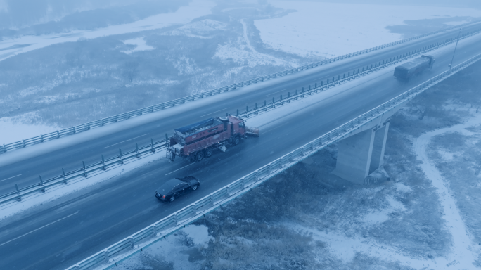 高速暴雪行车清雪