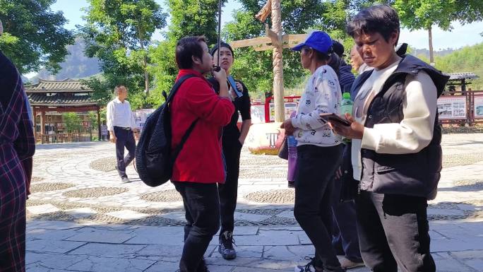 导游带旅游团游客游览苗寨旅行社景区解说