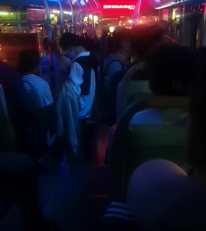 公交内夜景
