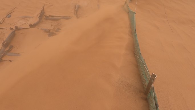 围栏网埋沙漠里