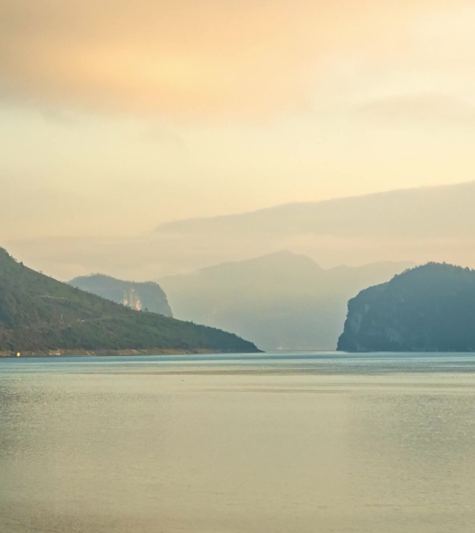 贵州夏天乌江江面上的日出延时摄影