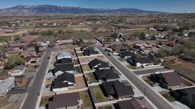 在科罗拉多州的大枢纽市，一个正在成长的新住宅社区的鸟瞰图