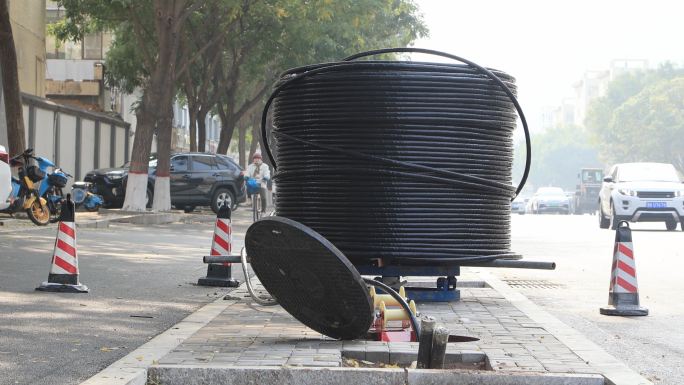 城市建设 铺设地下电缆 工人 城市发展