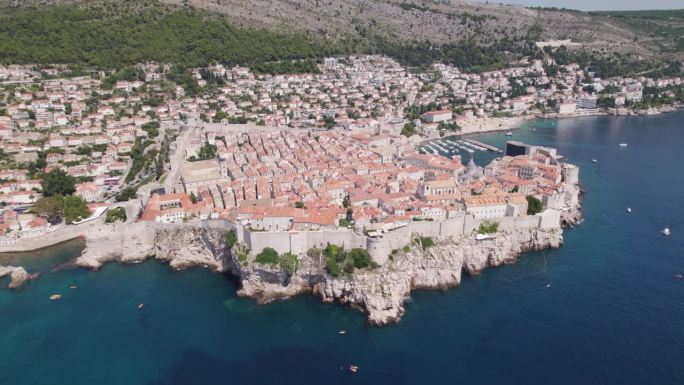 航拍:克罗地亚的杜布罗夫尼克展示了其历史悠久的老城区和海岸线