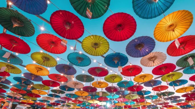 泰国清迈庙里的泼水节雨伞装饰
