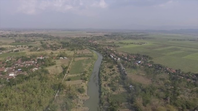 慈祥龙河是一条流经印尼西爪哇省的河流。它起源于Kuningan县Darma区Cageur村的Darm
