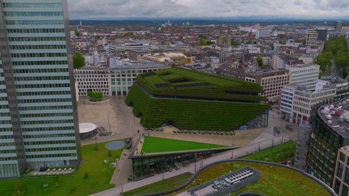 建立了欧洲最大的绿色立面，绿色建筑围护结构，以改善城市气候。杜塞尔多夫商务中心。现代和生态办公室，阳