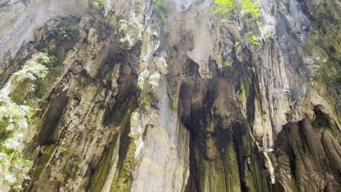 吉隆坡的拔都石窟是马来西亚最大的印度教景点之一