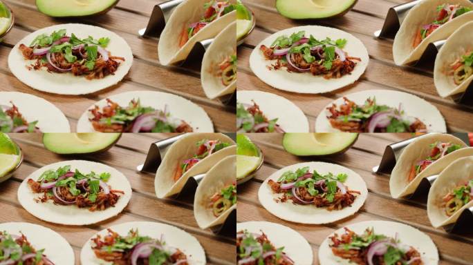 传统的墨西哥食物，墨西哥卷饼配牛肉、猪肉和牛油果，上面是洋葱特写。自制玉米卷肉和蔬菜，墨西哥美食，餐