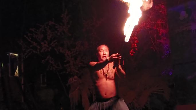 篝火节晚会喷火少数民族火把燃烧吞火的男人