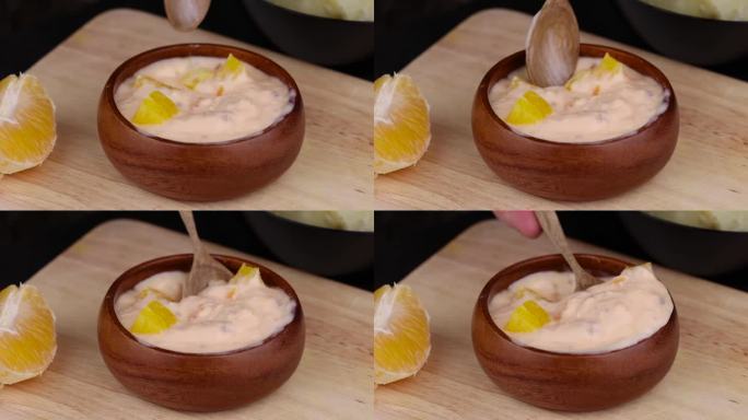 菠萝酸奶配熟黄橙片