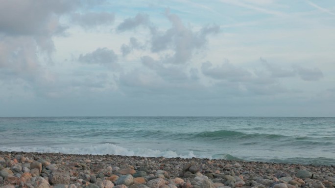 海浪拍击空旷海滩的美景