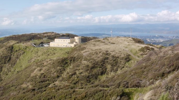 一座建在高山上的现代城堡。新西兰惠灵顿的霍金斯山