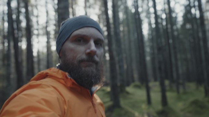 挪威冬季森林里的男子自拍视频