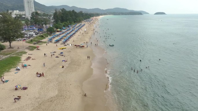 白天飞行在普吉岛著名的旅游拥挤的海滩空中全景4k泰国