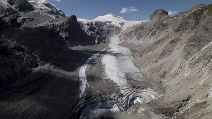 无人机拍摄的画面显示，由于全球变暖，奥地利大格洛克纳山脚下最长、最快融化的帕斯特泽冰川