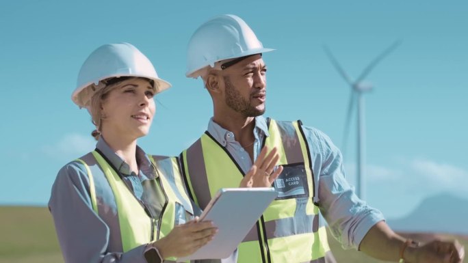 工程人员，风力涡轮机和平板电脑用于规划，可再生能源，可持续发展或农业方面的团队合作。工业工人与数字检