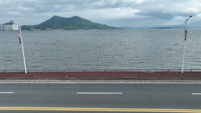 汽车沿海公路行驶