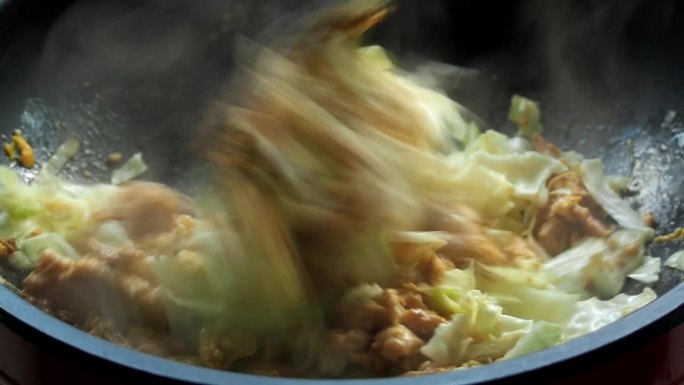 在锅里煎碎白菜和碎鸡