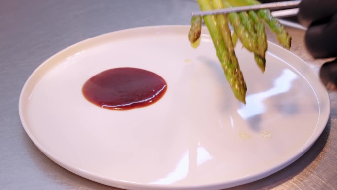 厨师在餐厅用白盘制作盘子的特写视频