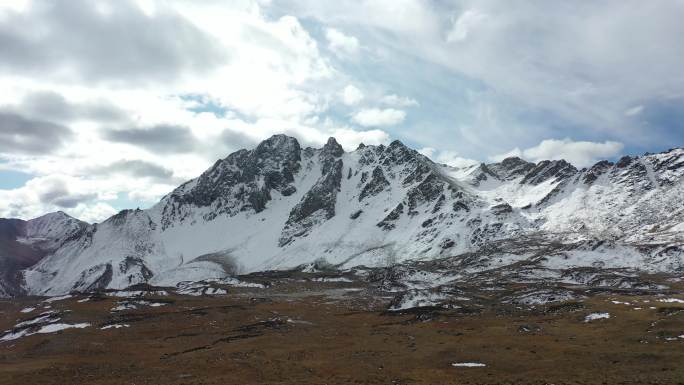 高原雪山垭口藏巴拉山