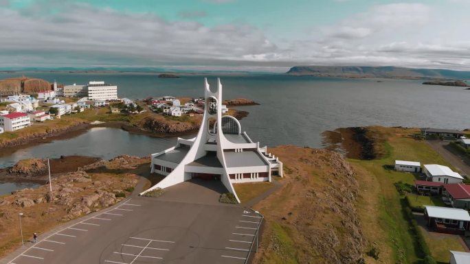 冰岛斯奈费尔斯半岛的Stykkisholmur鸟瞰图。慢动作