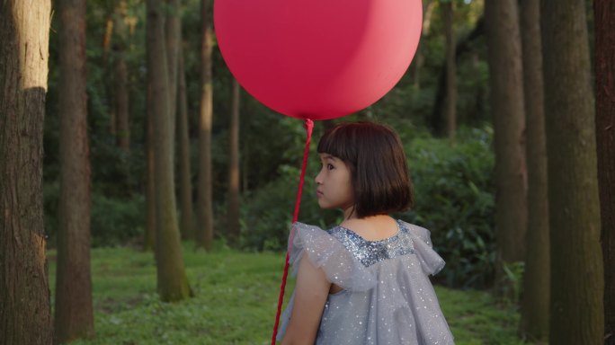 寻找梦想 森林里小女孩 红色气球  童年