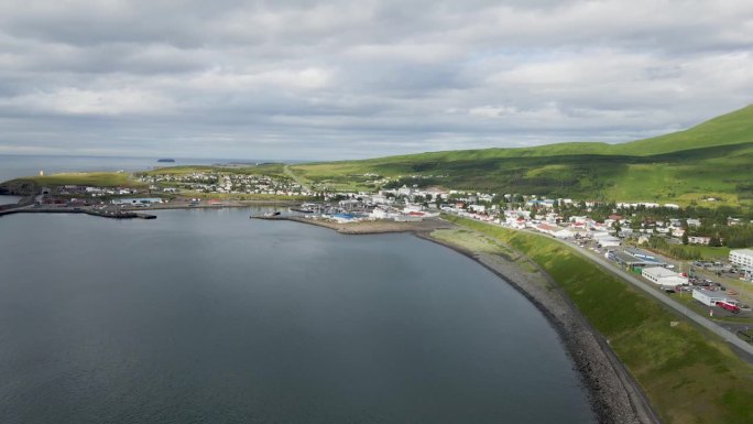 在这个4K无人机扫描中，从上面拥抱Húsavík，捕捉城镇的全部魅力，由孕育其海岸的宁静水域构成。