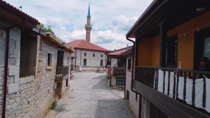 清真寺在古老的村庄房屋之间