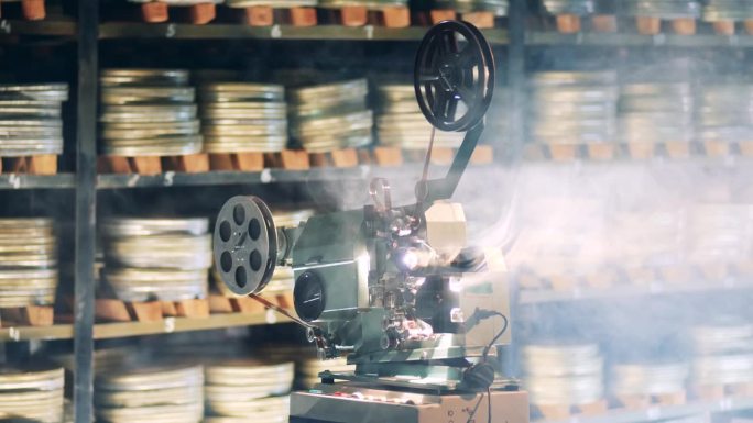 电影资料馆用的是老式磁带放映机。复古、复古的科技概念。