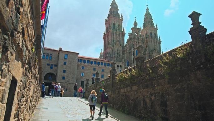 游客在西班牙的圣地亚哥德孔波斯特拉大教堂参观和散步。