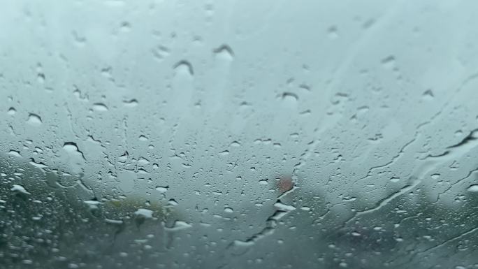 高速公路上汽车行驶雨玻璃