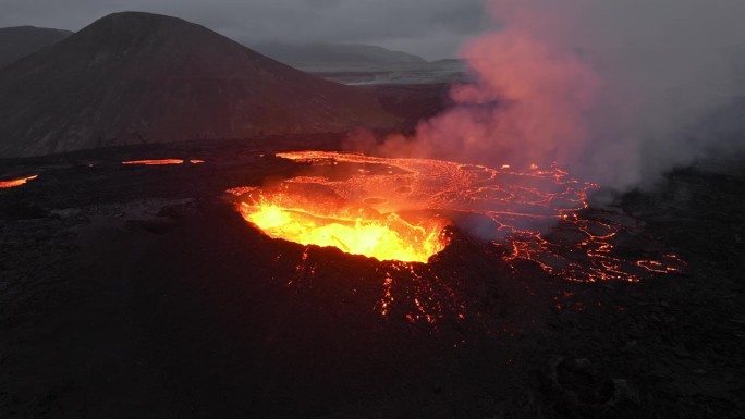 火山喷发，炽热的熔岩从地面喷出，无人机飞过活跃的火山口