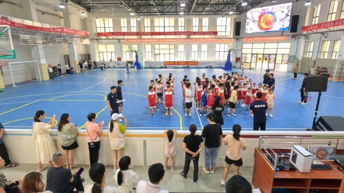 学生篮球比赛颁奖