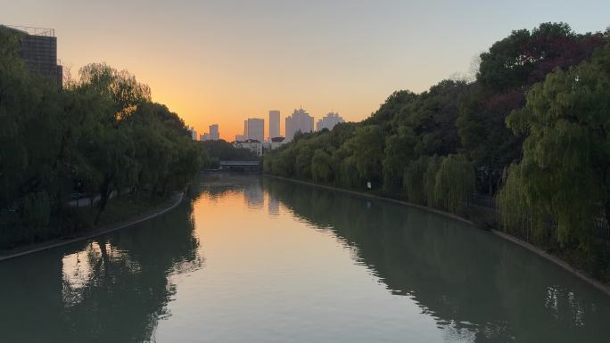 夕阳下的河畔风光空镜