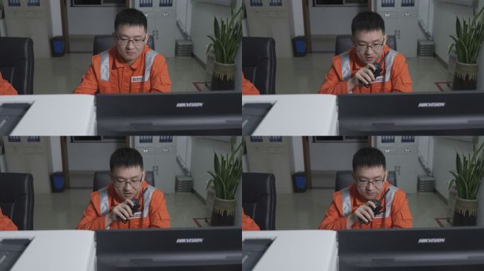 国家管网工人使用对讲机