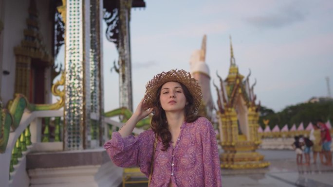 苏梅岛泰国寺庙里戴草帽的女人