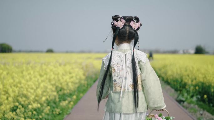 小朋友走在油菜花丛中