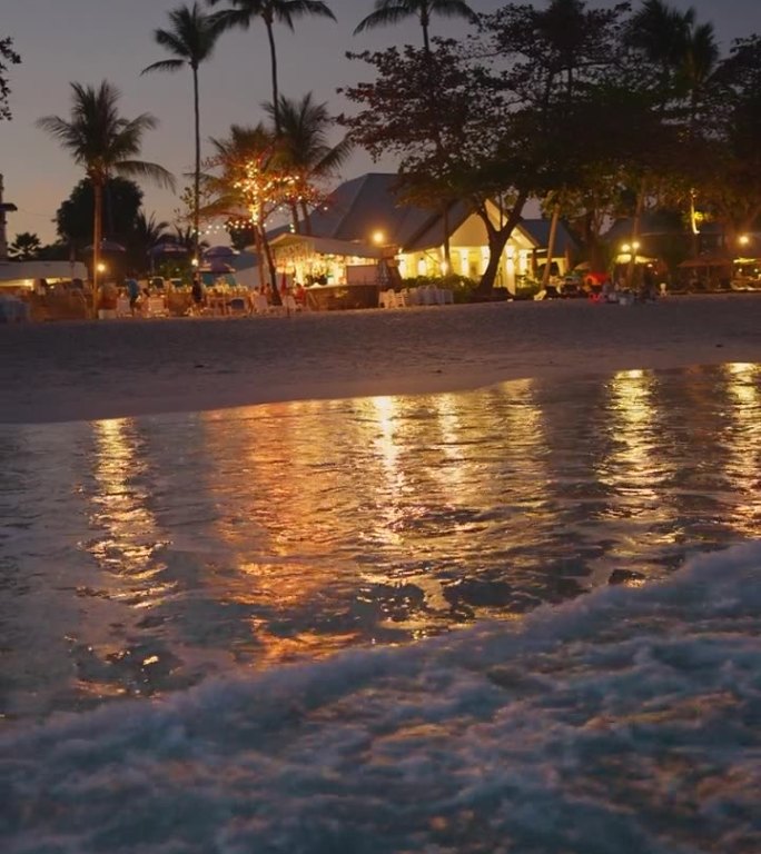 夜晚的海滨热带度假胜地