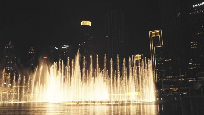 迪拜喷泉的慢镜头城市夜景喷泉水秀迪拜城市